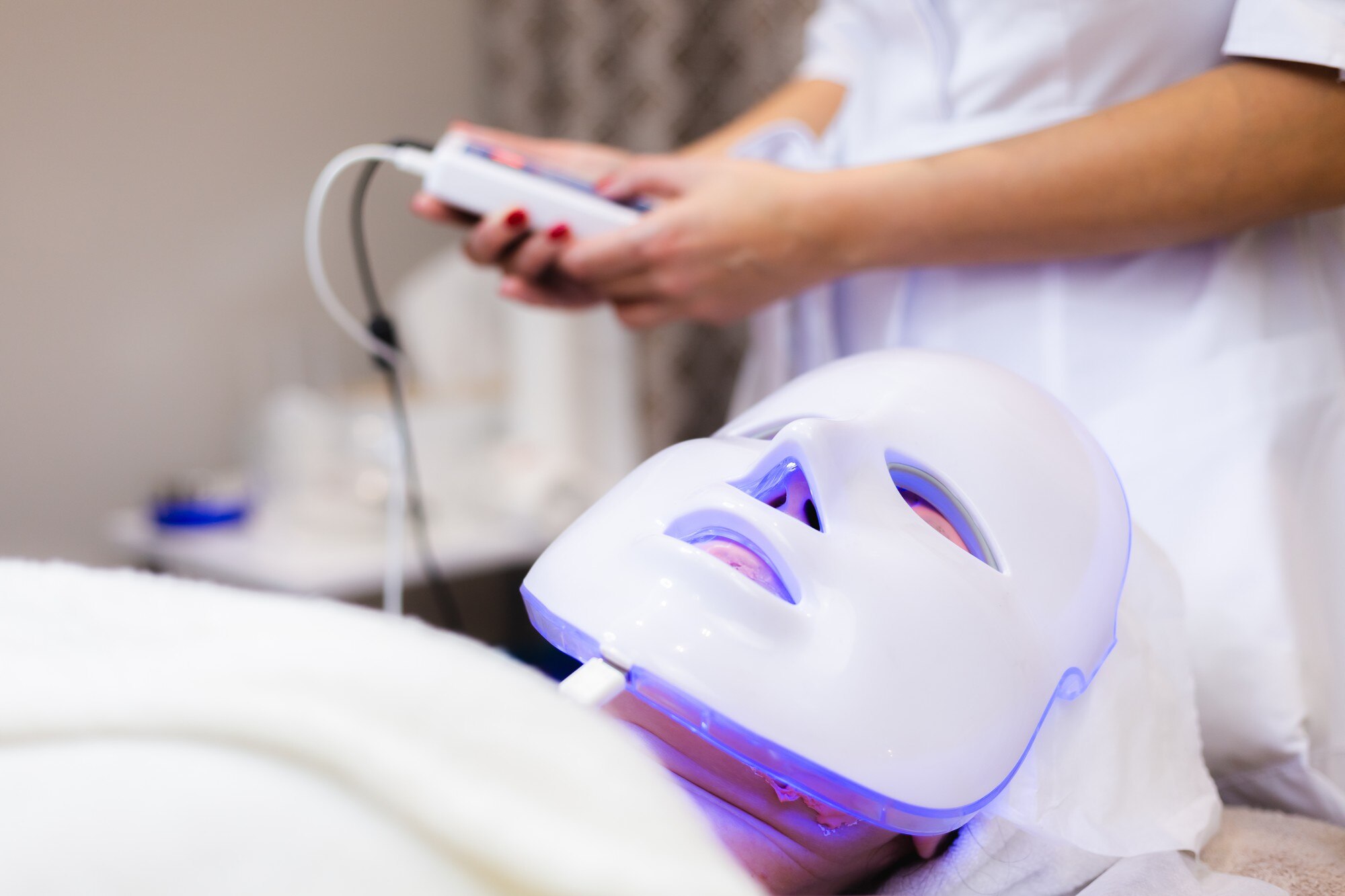 lightweight red light therapy mask suited for travelling users